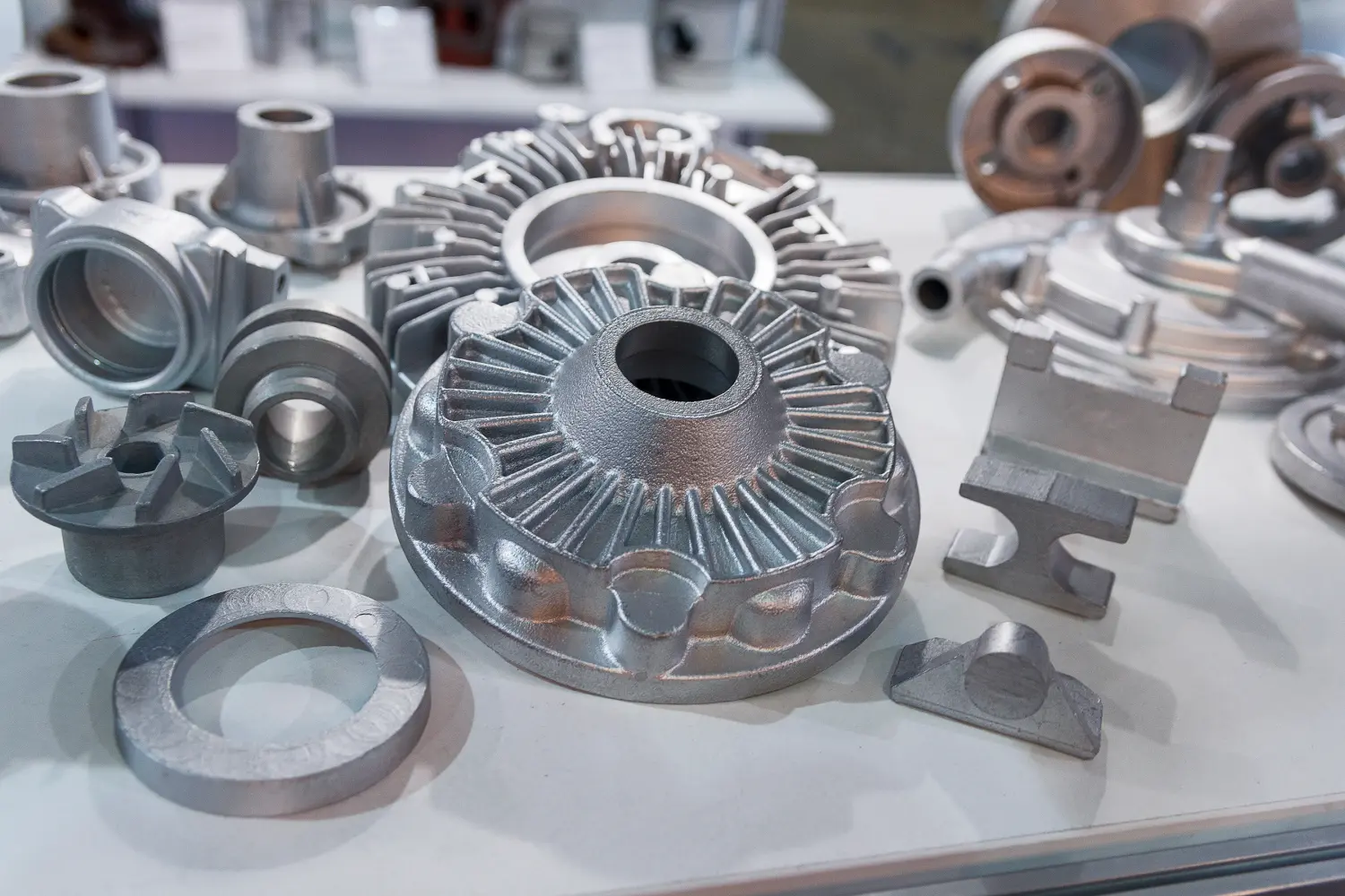 Durch Gießverfahren hergestellte Metallprodukte in Nahaufnahme. Industrie 