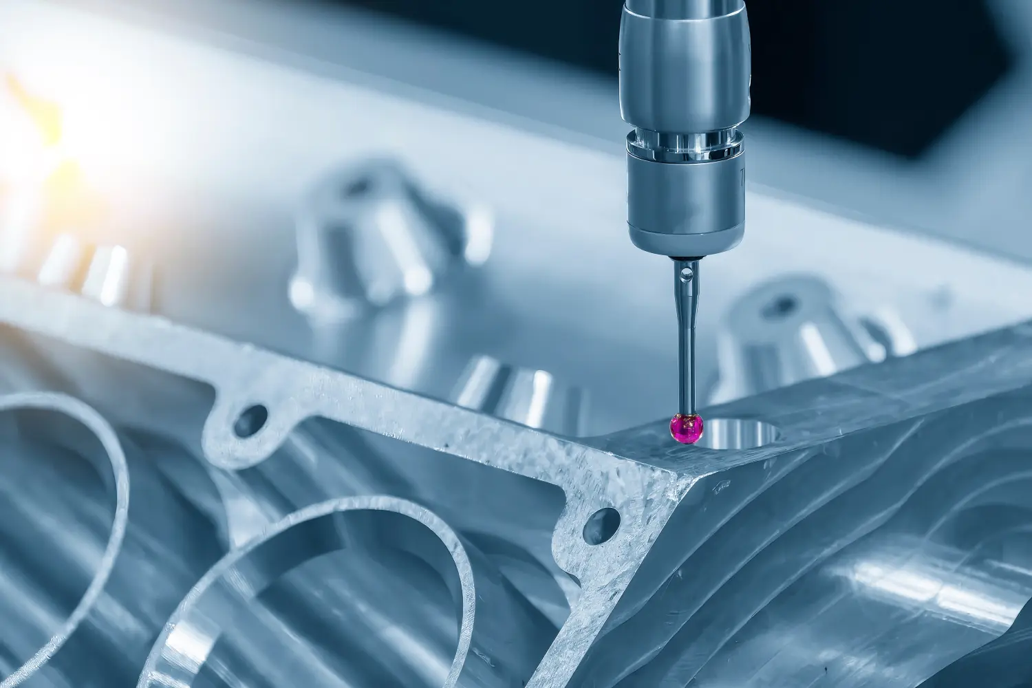 Technische Metrologie, ein Tastkopf eines Koordinatenmessgeräts, der Messungen an einem technischen Teil als Teil des Qualitätskontrollverfahrens in der Fertigung vornimmt